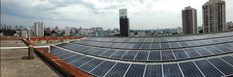 Foto da usina fotovoltaica no campus Santo André da Universidade Federal do ABC