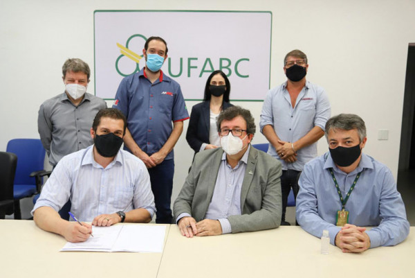 UFABC e Sindicato dos Metalúrgicos do ABC firmam convênio de pesquisa sobre reconversão industrial no ABC