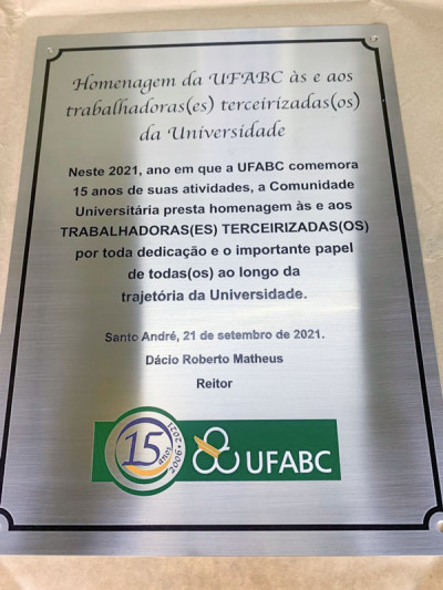 Foto da placa de homenagem aos terceirizados nos 15 anos da Universidade Federal do ABC