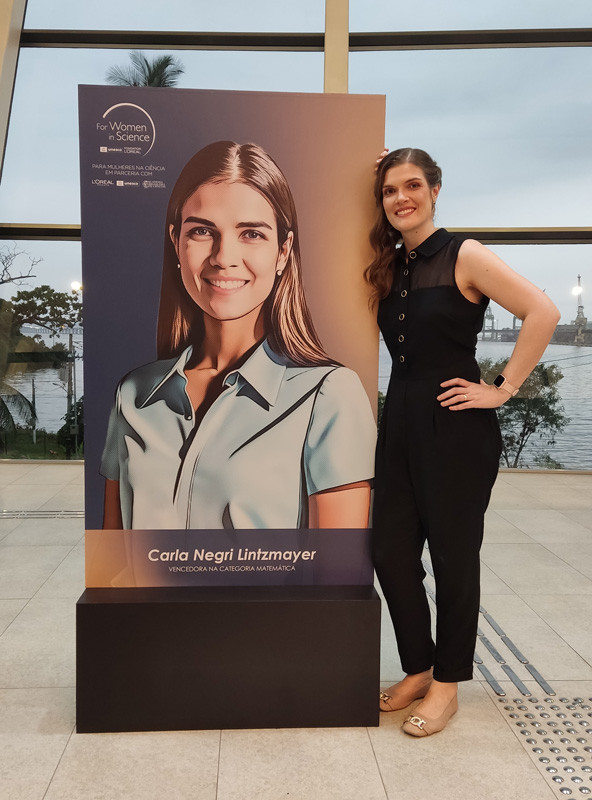 professora da ufabc e uma das premiadas do programa para mulheres na ciencia da l oreal brasil academia brasileira de ciencias e unesco foto docente carla premiacao