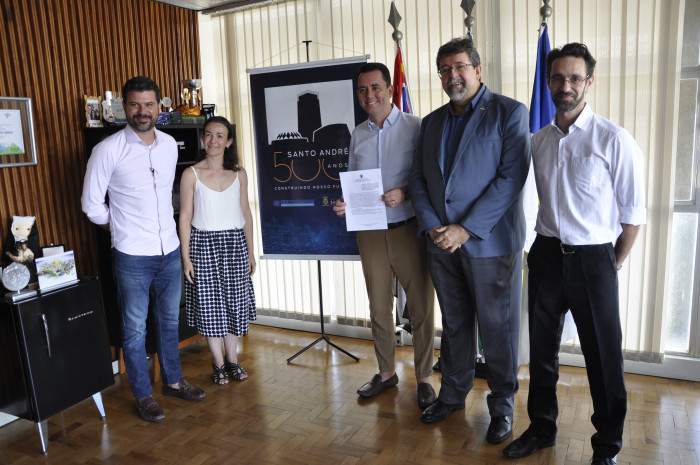 foto de 5 pessoas, sendo 4 homens e 1 mulher, em encontro realizado na Prefeitura de Santo André, com a participação de pessoas da Universidade Federal do ABC
