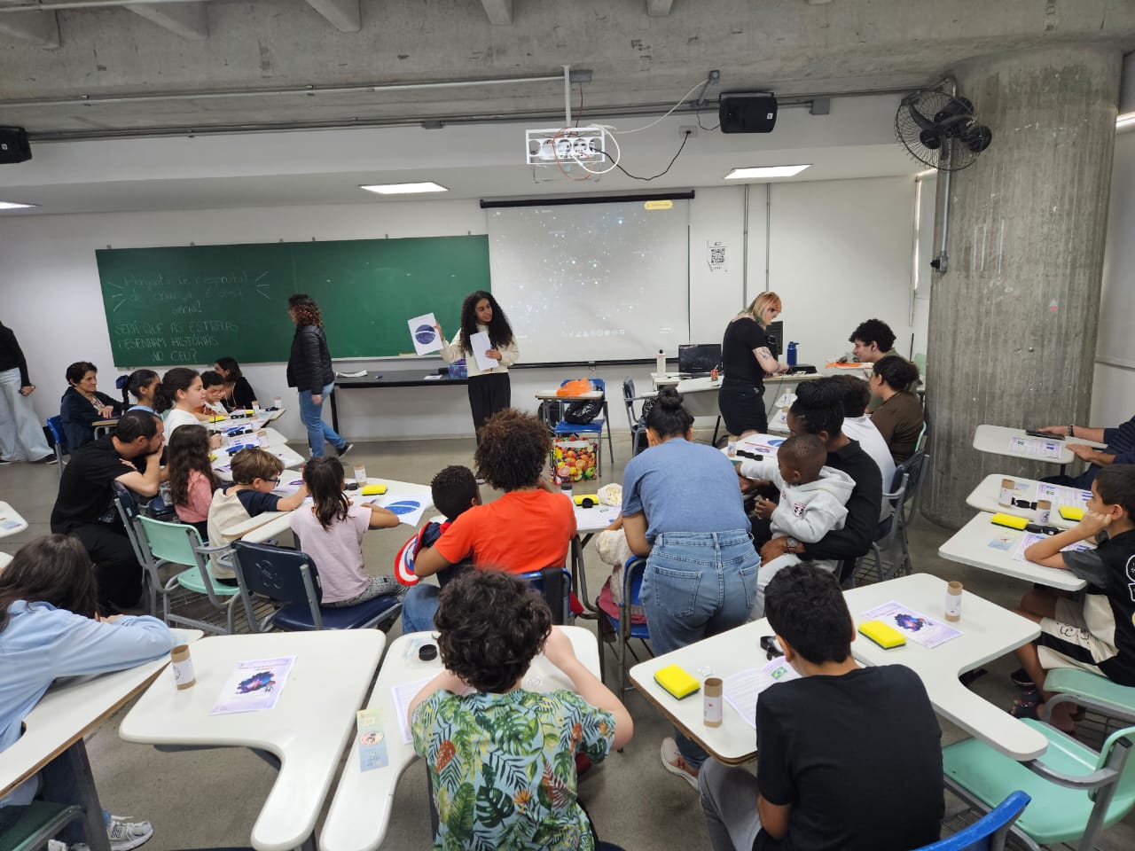 Crian&ccedil;a fazendo pergunta