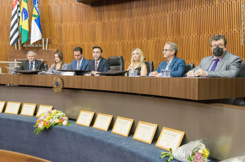 Foto de autoridades no aniversário de Santo André reunidos em uma mesa 2022