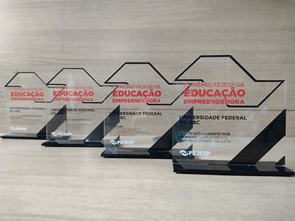 Quatro premios de vidro recebidos pela Universidade Federal do ABC, concedidos pela Federação das Empresas Juniores de São Paulo