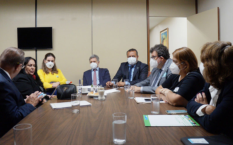 Reitor da UFABC cumpre agenda em Bras&iacute;lia em defesa do or&ccedil;amento para educa&ccedil;&atilde;o, ci&ecirc;ncia, tecnologia e inova&ccedil;&atilde;o - Em sentido anti-hor&aacute;rio: Senador Wellington Fagundes; Senadora Rose de Freitas; reitora Ana Beatriz de Oliveira (UFSCar); Deputado Federal Paulo Teixeira; reitor Silm&aacute;rio Batista dos Santos (IFSP); reitor D&aacute;cio Matheus (UFABC); Pr&oacute;-reitora de Administra&ccedil;&atilde;o da Unifesp, T&acirc;nia Mara Francisco e reitora M&aacute;rcia Abrah&atilde;o Moura (UnB). Foto: ACI UFABC.